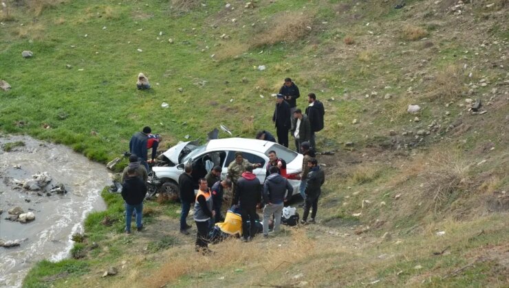 Besni’de Şarampole Devrilen Otomobilin Sürücüsü Yaralandı